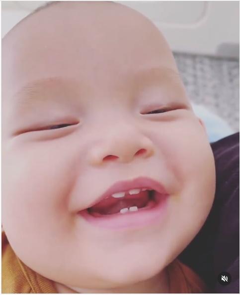 Con trai Hồ Ngọc Hà ngủ như thức, mắt nhắm mà miệng toe toét-2