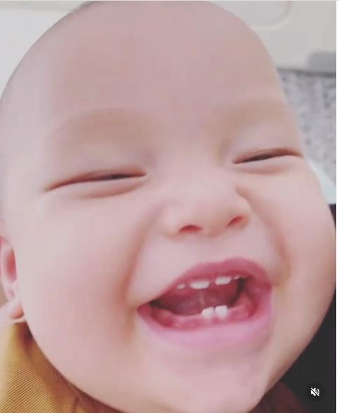 Con trai Hồ Ngọc Hà ngủ như thức, mắt nhắm mà miệng toe toét-5