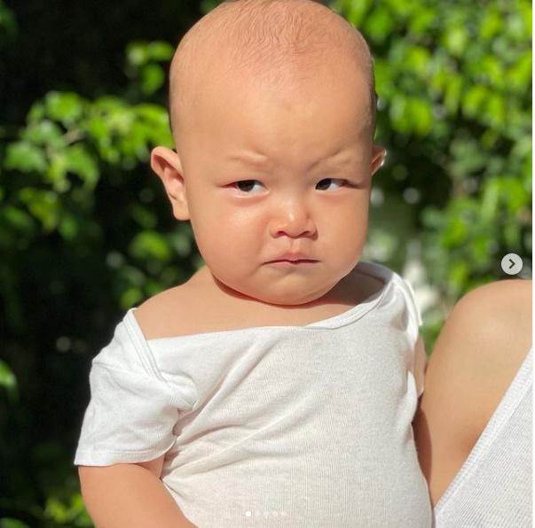 Con trai Hồ Ngọc Hà ngủ như thức, mắt nhắm mà miệng toe toét-10