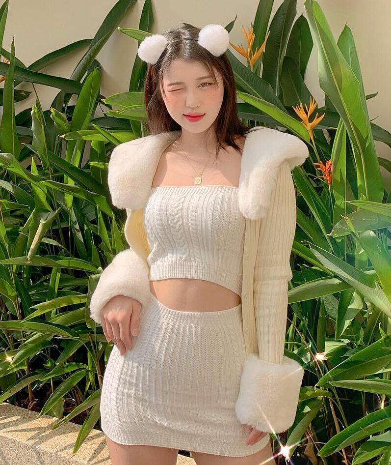 Minh Hằng, Hiền Hồ suýt hớ hênh vì váy len body hiểm hóc-12