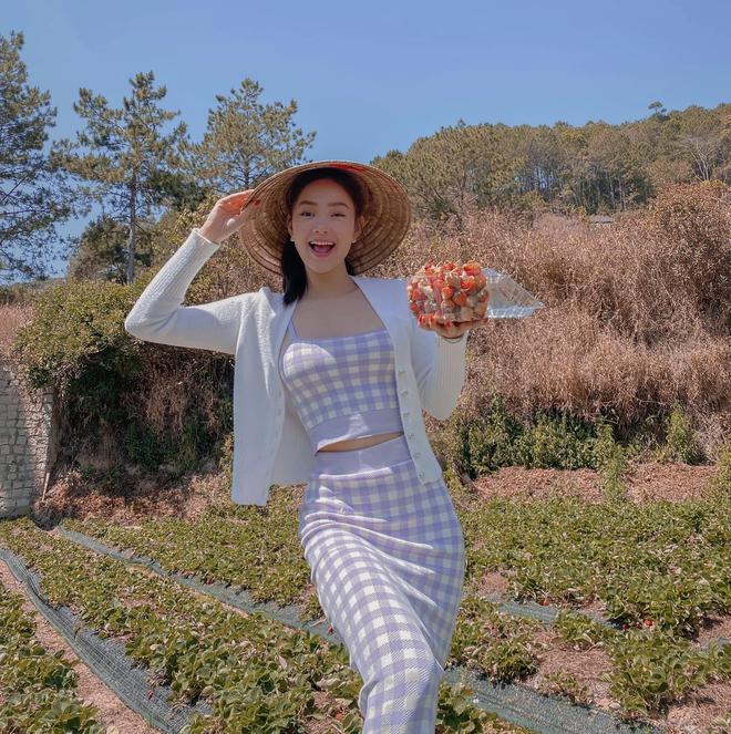 Minh Hằng, Hiền Hồ suýt hớ hênh vì váy len body hiểm hóc-3