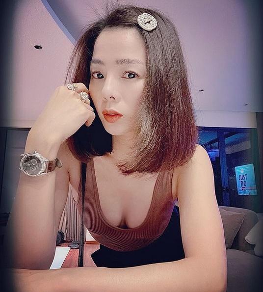 Lệ Quyên tạo dáng o ép khe ngực còn khoe kim cương kém sang-3