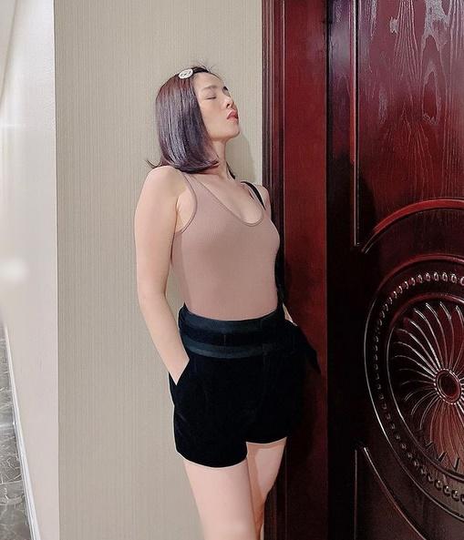 Lệ Quyên tạo dáng o ép khe ngực còn khoe kim cương kém sang-4