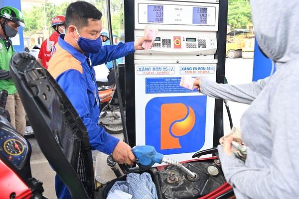 Xăng dầu đồng loạt giảm giá từ 15 giờ ngày 26/8-1