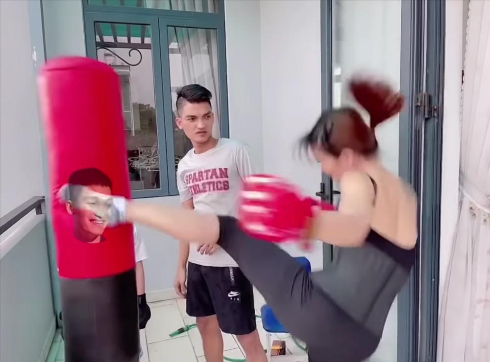 Mạc Văn Khoa áp lực vì vợ tập boxing để đánh chồng-5