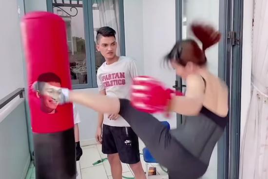 Mạc Văn Khoa áp lực vì vợ tập boxing để đánh chồng