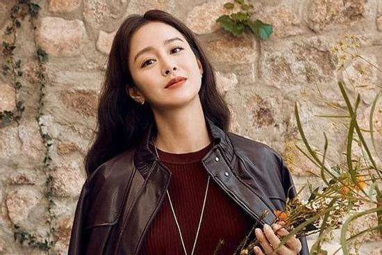 Kim Tae Hee hiếm hoi xuất hiện, nhan sắc chuẩn 'quốc bảo'