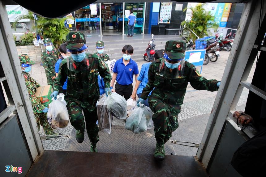 Nhiều cán bộ chiến sĩ đi chợ hộ bị người dân TP HCM bom hàng-1