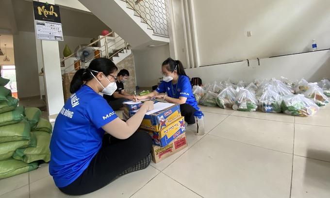 Nhiều cán bộ chiến sĩ đi chợ hộ bị người dân TP HCM bom hàng-2