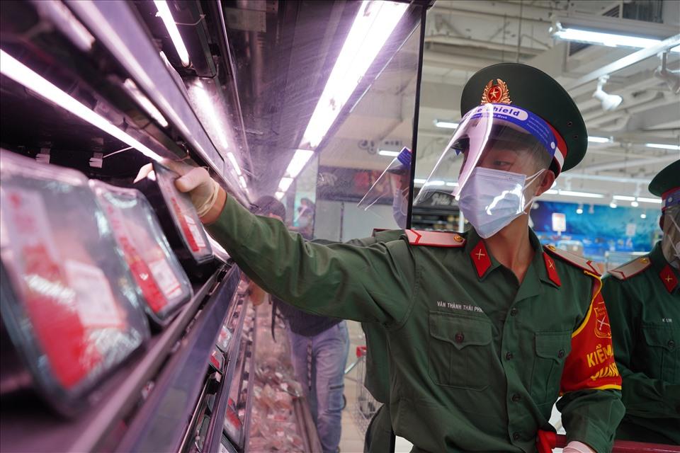 Nhiều cán bộ chiến sĩ đi chợ hộ bị người dân TP HCM bom hàng-3