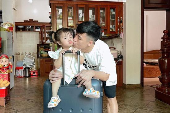 Vợ Tiến Dũng bủn rủn khi chồng lỡ trận Việt Nam vs Saudi Arabia