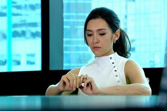 Nghe tin chồng tai nạn, vợ lặng người nhìn thứ trong cặp anh