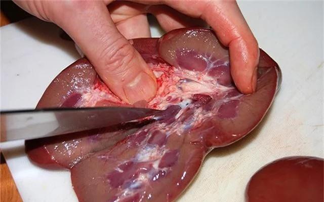 Đổ rượu trắng vào cật lợn: Mất mùi hôi lại thơm ngon gấp bội-1