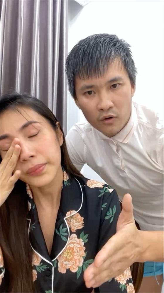 Thủy Tiên livestream khóc nấc, netizen chỉ soi quần đùi Công Vinh-2