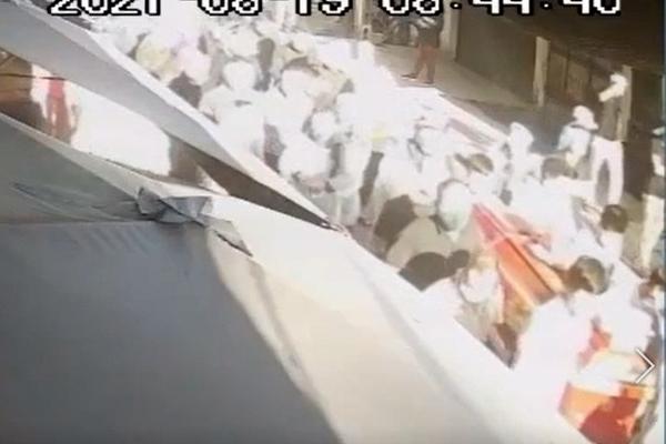 Chủ tịch xã bị đình chỉ vì để đoàn người đưa tang giữa mùa dịch-2