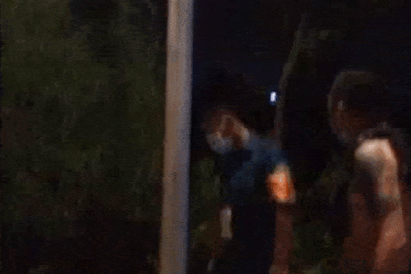 Con trai giật tóc tát tới tấp, cầm cuốc phang mẹ: Bà hết cơ hội rồi-7