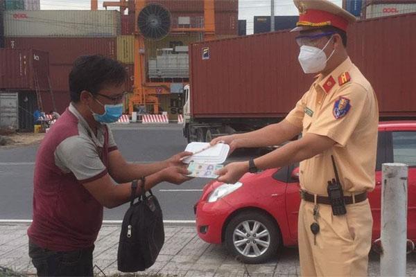 Nghe con bị bệnh, cha đi bộ từ Bình Định vào Bình Dương thăm con-1