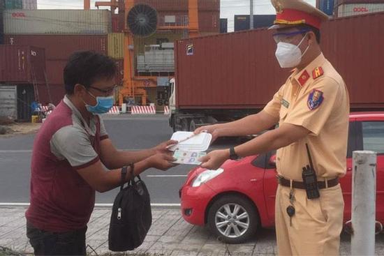 Nghe con bị bệnh, cha đi bộ từ Bình Định vào Bình Dương thăm con