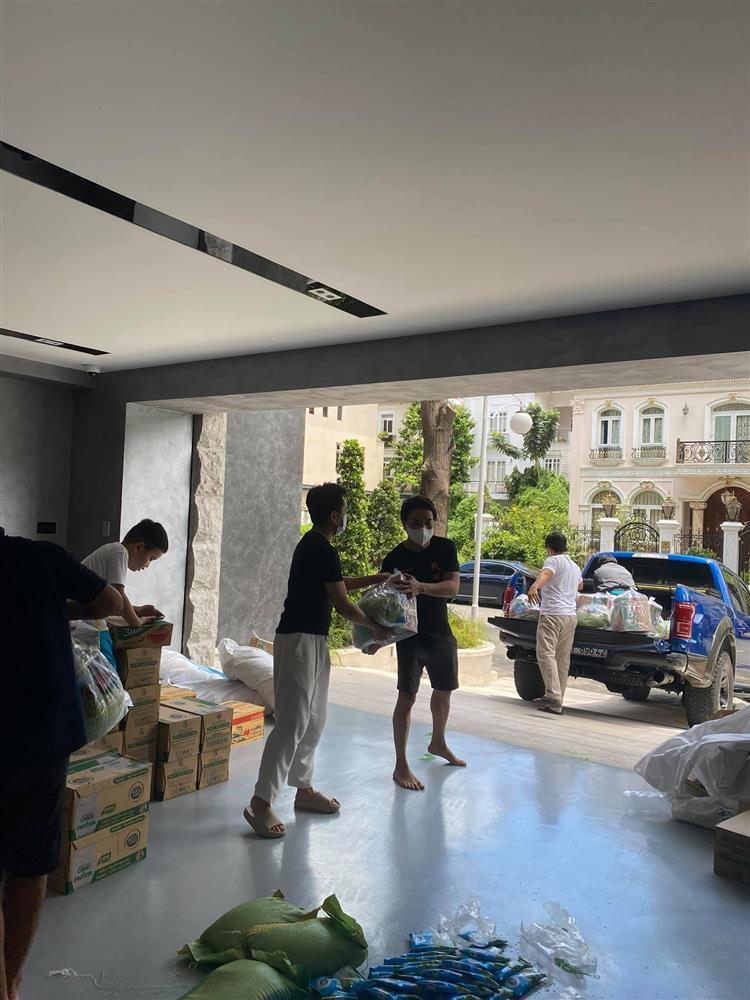 Cường Đô la đụng toàn siêu sao Hollywood đôi dép lê 1,5 triệu-1