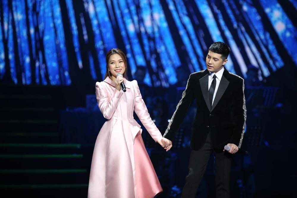 Mỹ Tâm chỉnh Noo Phước Thịnh ngay trên sân khấu-1