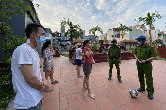 Hà Nội: Đoàn người đưa nhau vào nghĩa trang tập thể dục giữa dịch