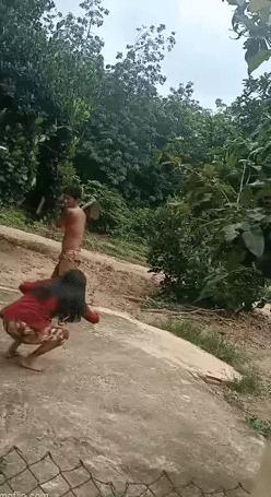 Con trai giật tóc tát tới tấp, cầm cuốc phang mẹ: Bà hết cơ hội rồi-2