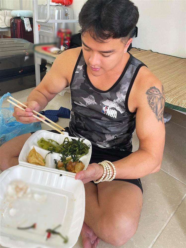 Cao Thái Sơn bị chỉ trích gạ ai hay gì mà trần như nhộng ở nơi cách ly-1