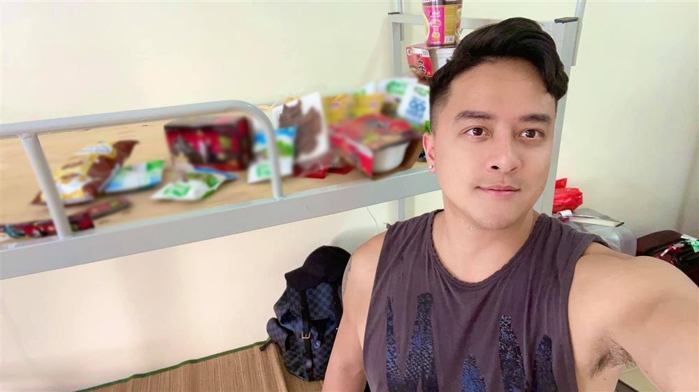 Cao Thái Sơn bị chỉ trích gạ ai hay gì mà trần như nhộng ở nơi cách ly-3