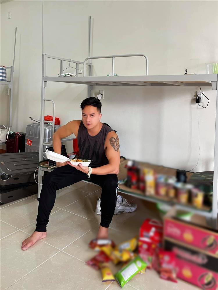 Cao Thái Sơn bị chỉ trích gạ ai hay gì mà trần như nhộng ở nơi cách ly-4