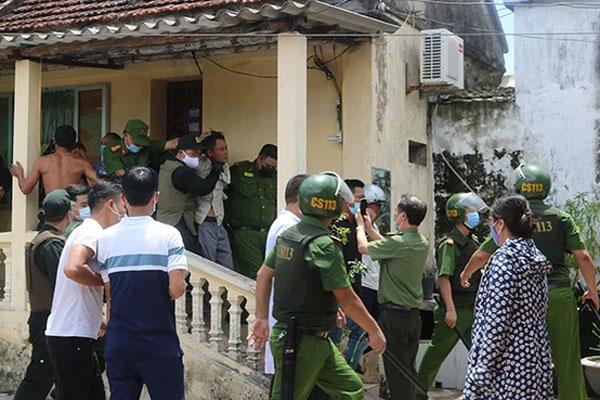 Nam Định: Cảnh sát giải cứu cô gái bị bố đẻ bắt làm con tin nhiều giờ-1