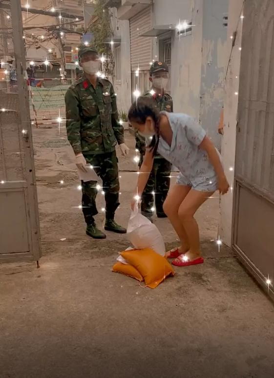 Hài hước gái trẻ sửa soạn kĩ, chỉ chờ vài giây nhận gạo từ bộ đội-1