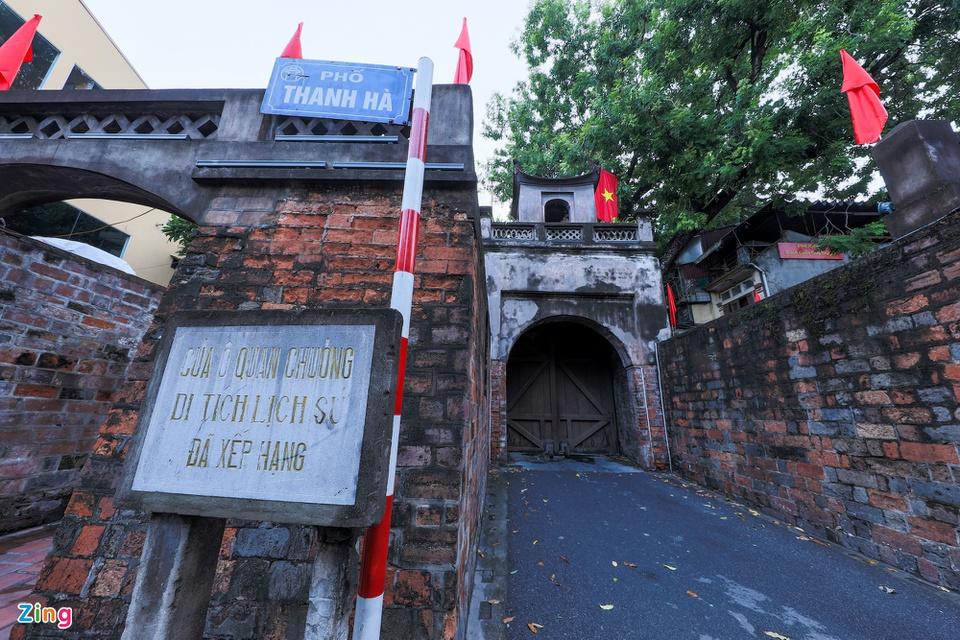 Cánh cửa Ô Quan Chưởng đóng kín-3