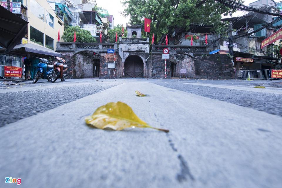 Cánh cửa Ô Quan Chưởng đóng kín-5