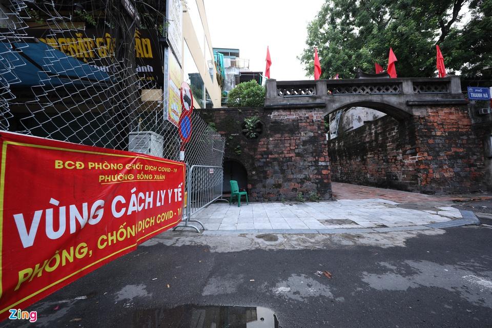 Cánh cửa Ô Quan Chưởng đóng kín-7