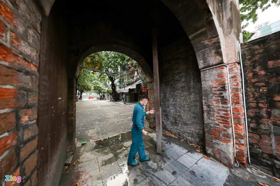 Cánh cửa Ô Quan Chưởng đóng kín-8