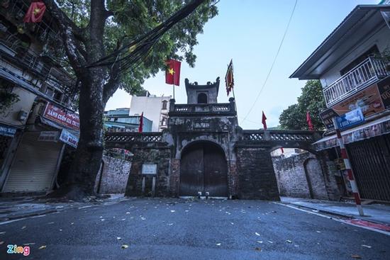 Cánh cửa Ô Quan Chưởng đóng kín