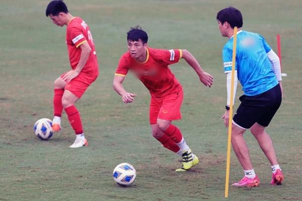 Khoảnh khắc chào cờ xúc động của ĐT Việt Nam ngày mùng 1 Tết-2