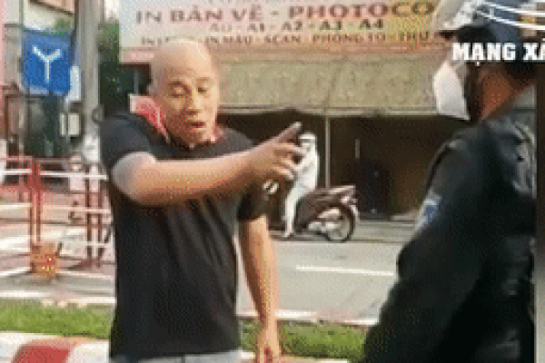 Tài xế hung hăng dọa cảnh sát cơ động cản tao là cản trời bị khởi tố-2