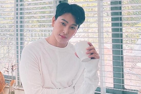 Ca sĩ Hoàng Kỳ Nam tự điều trị Covid-19 ở nhà