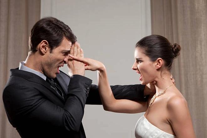 Quát vợ có mắt như mù, hứng lời đáp tức tưởi tôi mù mới lấy anh-1