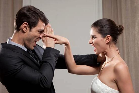 Quát vợ 'có mắt như mù', hứng lời đáp tức tưởi 'tôi mù mới lấy anh'