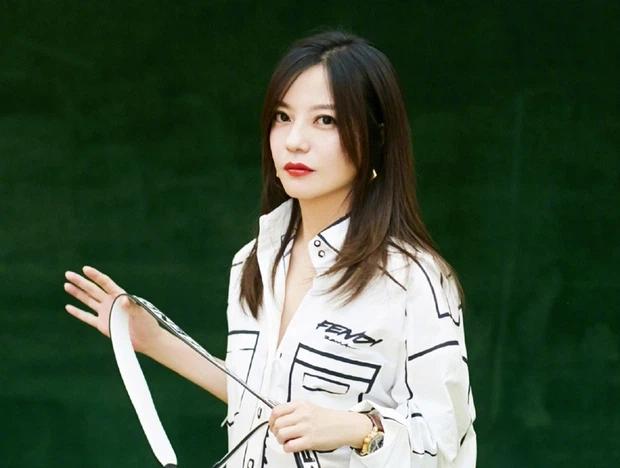 Triệu Vy từng bị tạt thẳng chất thải vào người ngay trên sân khấu-4