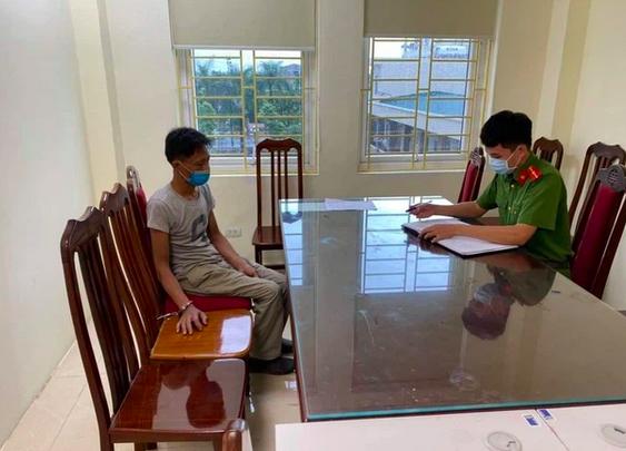 Gã đàn ông cầm dao đuổi chém cán bộ chốt kiểm dịch lia lịa-1