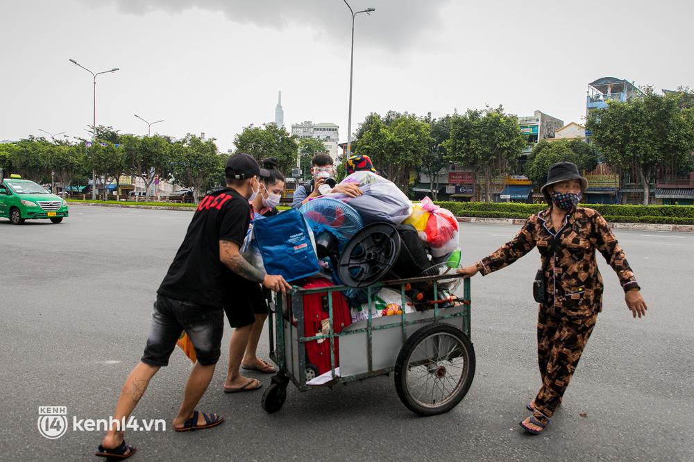 Có nhiều nhà ở tận bên trong các con hẻm sâu, nhiều người dân dùng xe đẩy để chất các hành lý cho đỡ vất vả