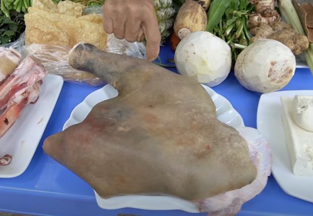 Thực hư nồi lẩu bà Tân nấu có miếng thịt lạ đen thui như bị thúi-2