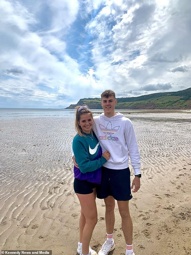 Cô gái tán tỉnh anh hàng xóm đẹp trai bằng một chiếc máy bay giấy-9