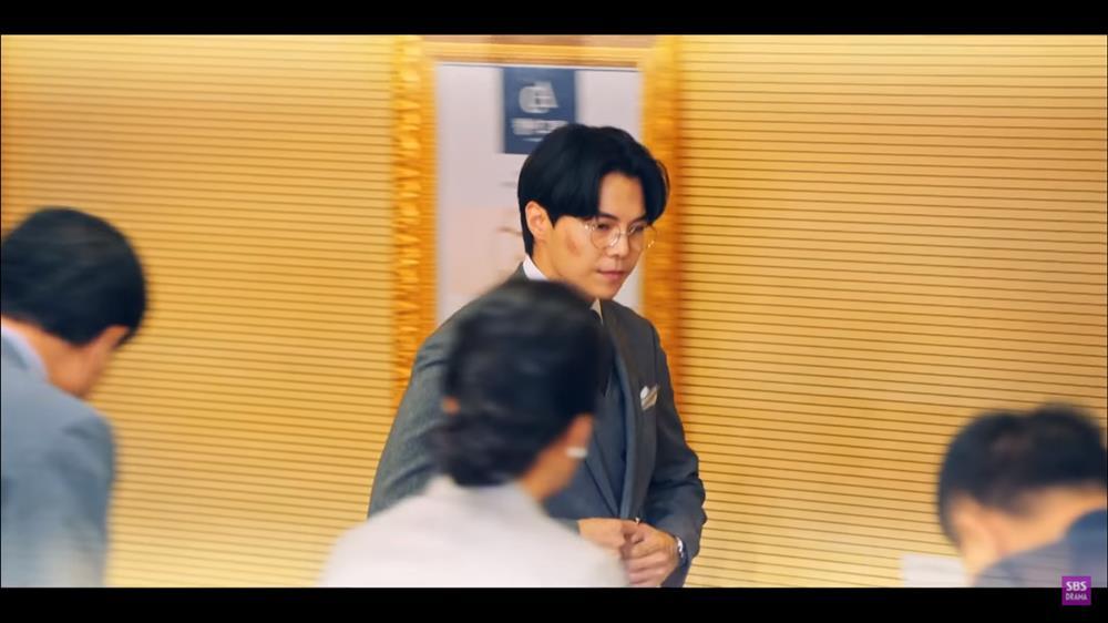 Penthouse 3 tập 13: Ác nữ Seo Jin giả điên sống sót, bà cả Shim bay màu-3