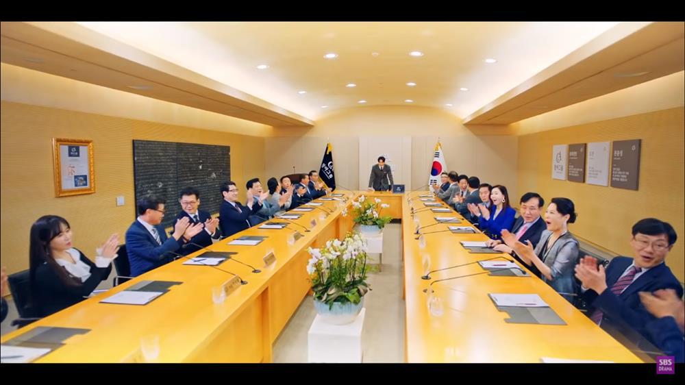 Penthouse 3 tập 13: Ác nữ Seo Jin giả điên sống sót, bà cả Shim bay màu-4