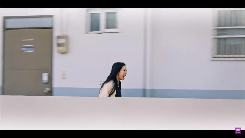 Penthouse 3 tập 13: Ác nữ Seo Jin giả điên sống sót, bà cả Shim bay màu-6