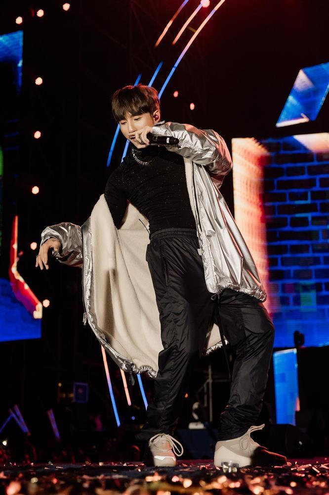 Sơn Tùng M-TP hành động đẹp khi bị ném vật lạ lên sân khấu-1